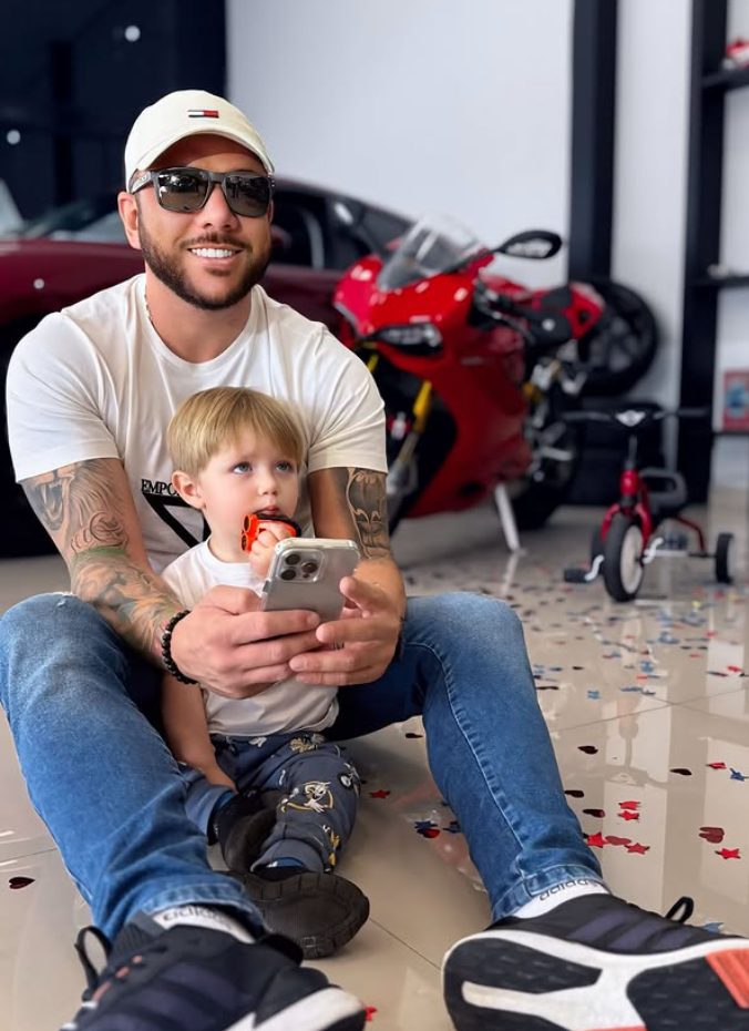 Flávio e o filho no chão da loja