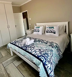 Bedroom with fresh linen and towels at Rudman Townhouses