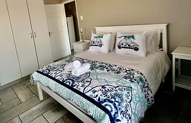Bedroom with fresh linen and towels at Rudman Townhouses