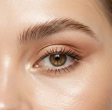 Soft-Structured och Sun-Kissed: Så anpassar du salongens brynbehandlingar för 2025