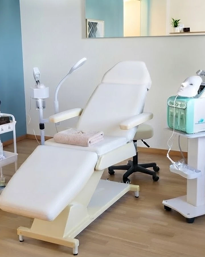 Innenansicht des Estephanos Kosmetik Studio mit Behandlungsliege und professioneller Kosmetik-Ausrüstung
