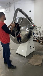 Operador junto à drageadeira em aço inox