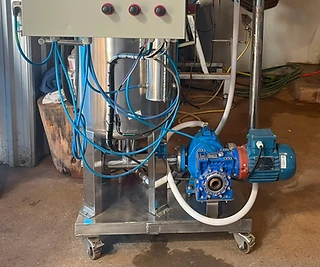 Máquina Spray de 50 Litros: detalhe da base, motor e reservatório