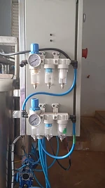 Máquina Spray de 50 Litros: detalhe dos reguladores e filtros pneumáticos