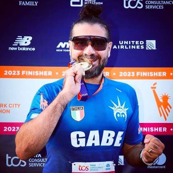 Gabriele, finisher della Maratona di New York 2023, con la medaglia tra i denti