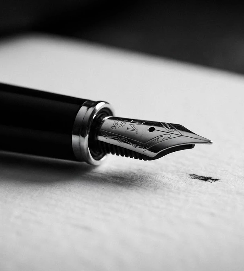 Caneta tinteiro sobre papel texturizado