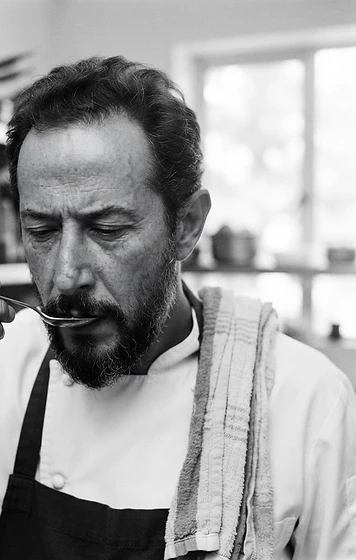 El Chef Oscar Franco probando una salsa con una cuchara