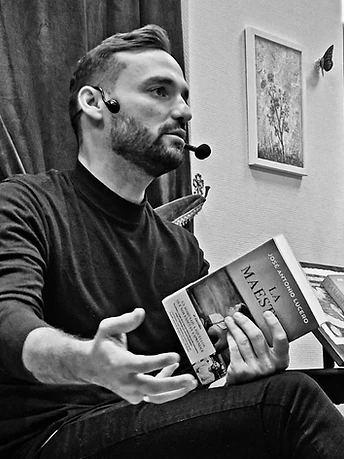 Charla sobre La maestra