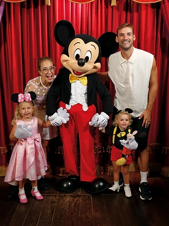 La familia con Mickey Mouse