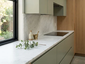 Schoon moderne keuken met marmeren aanrecht