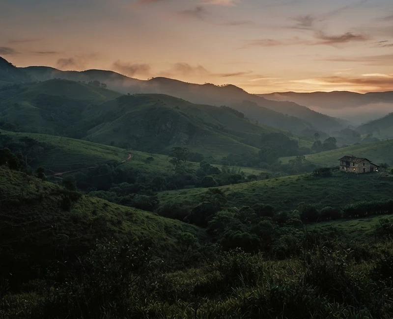 Colinas do campo ao entardecer