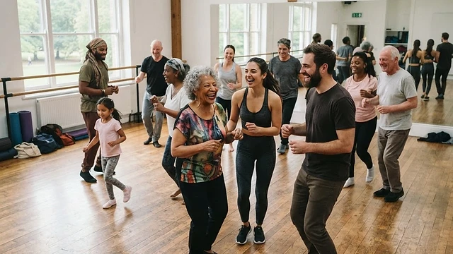 Grupo de personas sonriendo y bailando en un estudio de danza amplio y luminoso