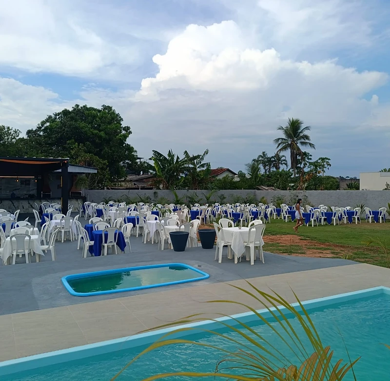 Espaço Route Club: piscina com cascata, gramado e área de festa montada