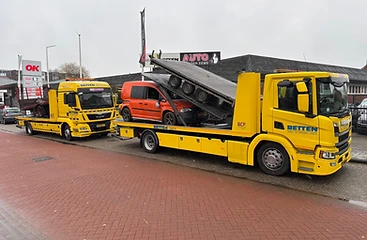 De auto-ambulance van Betten Sneek met een wagen op de bergingsplaat