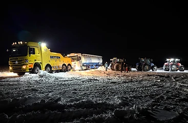 Nachtelijke berging bij Kornhorn, met tractoren en een tankwagen in de sneeuw