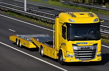 De DAF 410 bergingswagen van Betten Sneek rijdend op de snelweg