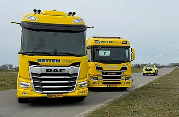 Twee bergingswagens en een hulpvoertuig van Betten Sneek op de weg