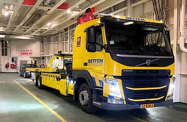 De bergingswagen van Betten Sneek aan boord van de veerboot bij Harlingen