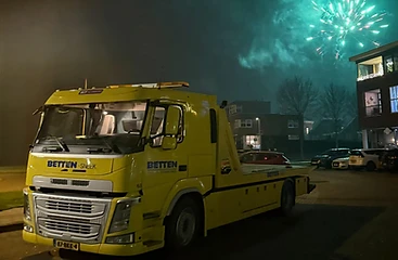 De bergingswagen van Betten Sneek tijdens het vuurwerk in Sneek