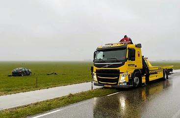 Auto van de weg geraakt bij Oudemirdum; de bergingswagen staat klaar