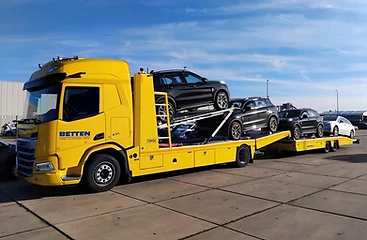 De combi-oplegger van Betten Sneek met vier auto's op de lading