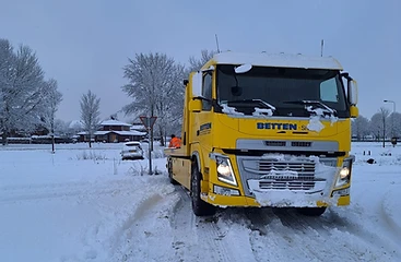 De bergingswagen van Betten Sneek in de sneeuw