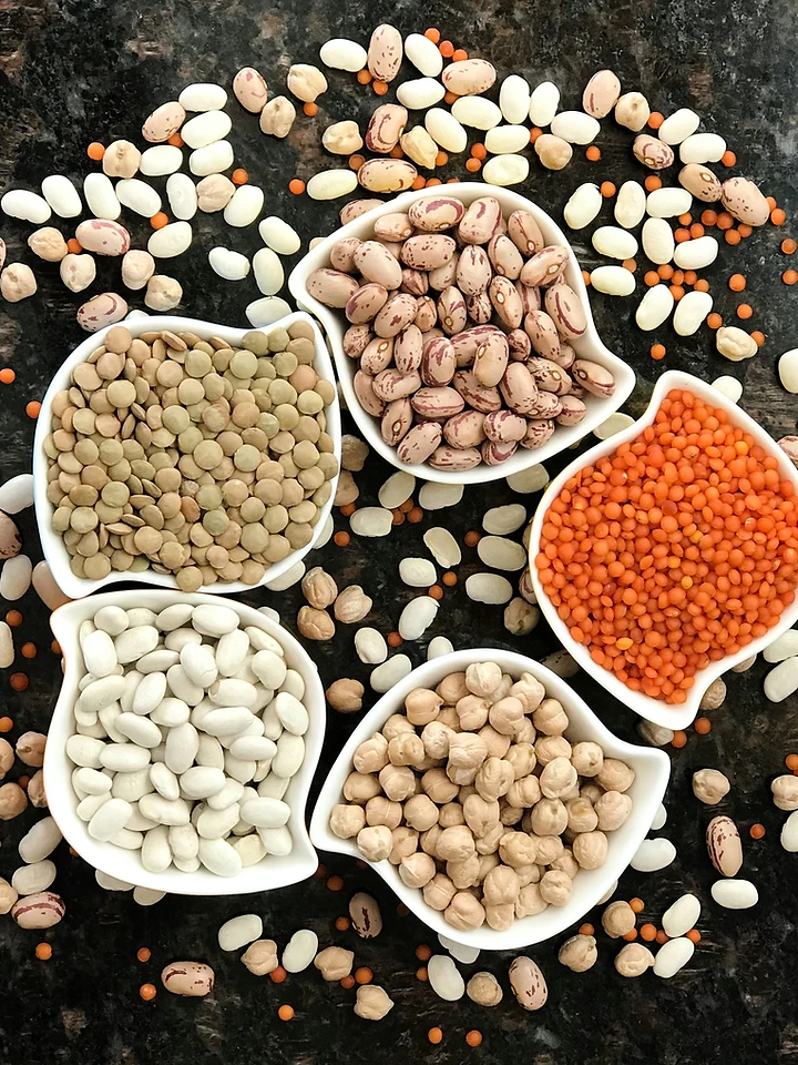 Légumineuses variées dans des bols sur pierre