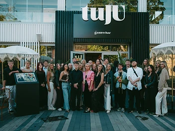 TUJU meeskond maja ees