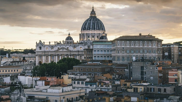 Roma al tramonto, la cupola di San Pietro sopra i tetti delle residenze di lusso del centro
