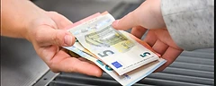 Euro-Scheine werden beim Geräte-Ankauf übergeben