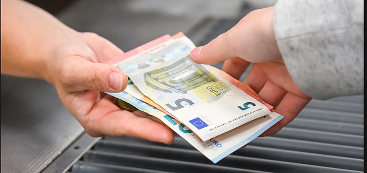 Euro-Banknoten bei der Barzahlung