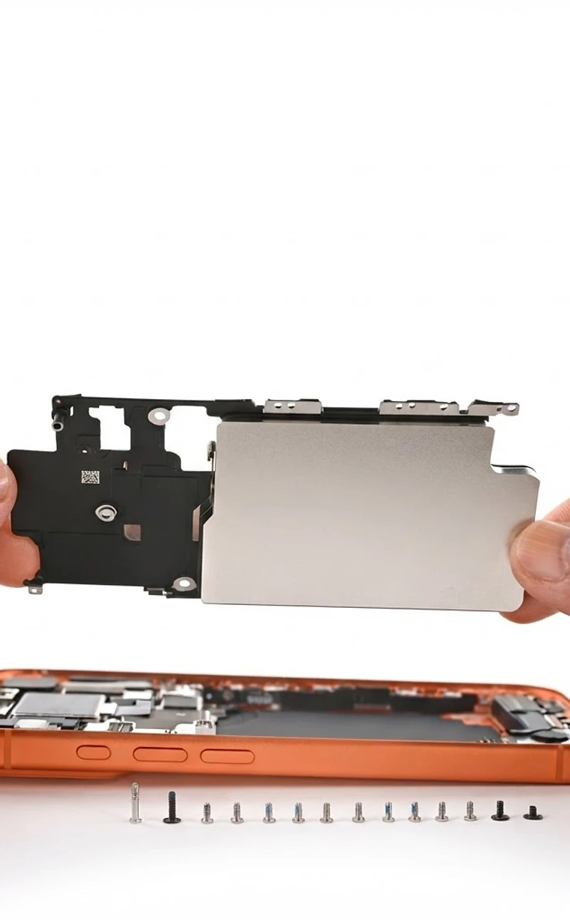 Smartphone-Reparatur mit Präzisionswerkzeug