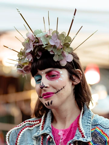 Partecipante con trucco da Catrina e corona di fiori durante il Día de los Muertos Roma 2023.