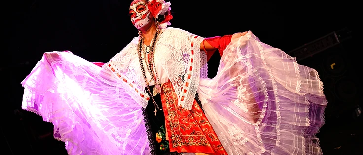 Esibizione sul palco durante il Día de los Muertos Roma 2024.
