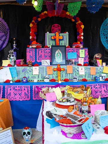 L'ofrenda allestita da catrinasitalia, con papel picado e cempasúchil