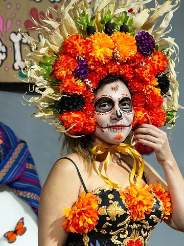 Catrina con il copricapo di fiori arancioni