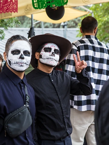 Due partecipanti con trucco da calavera durante il Día de los Muertos Roma 2025.
