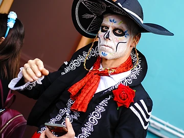 Partecipante in abito da charro con trucco da calavera durante il Día de los Muertos Roma 2024.