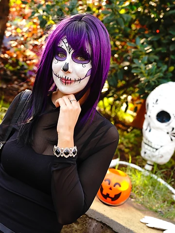 Partecipante con trucco da Catrina durante il Día de los Muertos Roma 2024.
