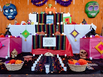 Ofrenda con calaveras, candele e fiori di cempasúchil durante il Día de los Muertos Roma 2023.