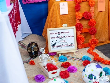 Dettaglio dell'ofrenda: «Solo se muere cuando se olvida»