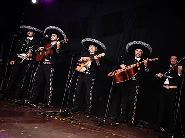Gruppo musicale mariachi sul palco durante il Día de los Muertos Roma 2024.