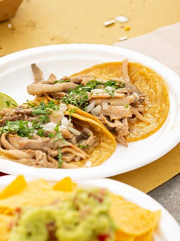 Tacos e nachos con guacamole