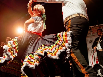 Coppia di danzatori in abiti tradizionali durante l'edizione 2023.