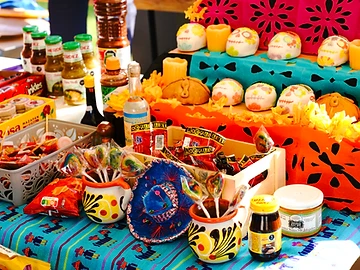 Ofrenda con calaveras di zucchero e papel picado durante il Día de los Muertos Roma 2024.