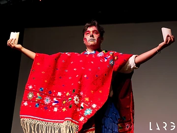 Danzatore con il poncho rosso