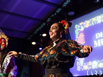 Esibitrice con trucco da Catrina sul palco durante il Día de los Muertos Roma 2025.