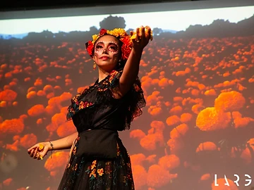 Danza con i fiori di cempasúchil sullo schermo