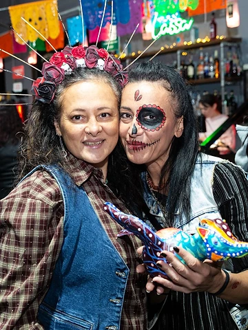 Due amiche truccate da Catrina con un alebrije