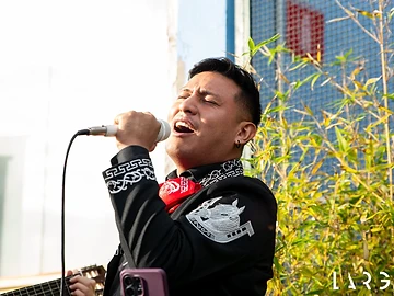 Il cantante dei Mariachi México nei giardini
